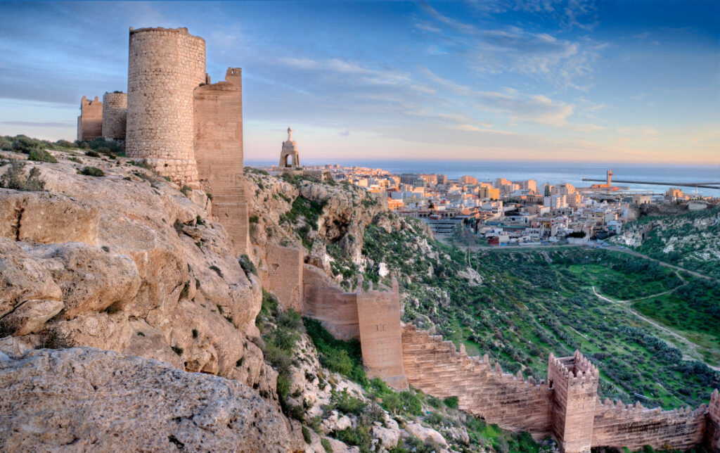 Panoramica de la Ciudad de Almería desde el Cerro de San Cristobal (Andalucía, España)