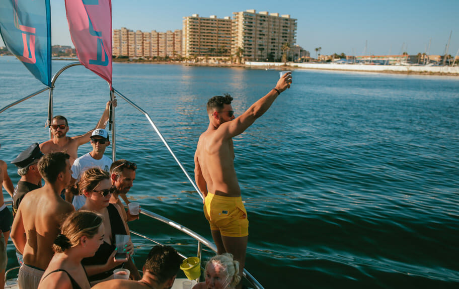 fiesta-en-barco-en-la-manga-2-monblu