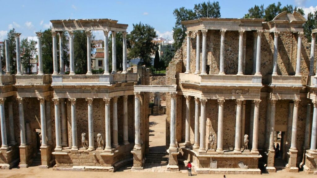 tour-guiado-al-teatro-romano-y-anfiteatro-merida-1-monblu