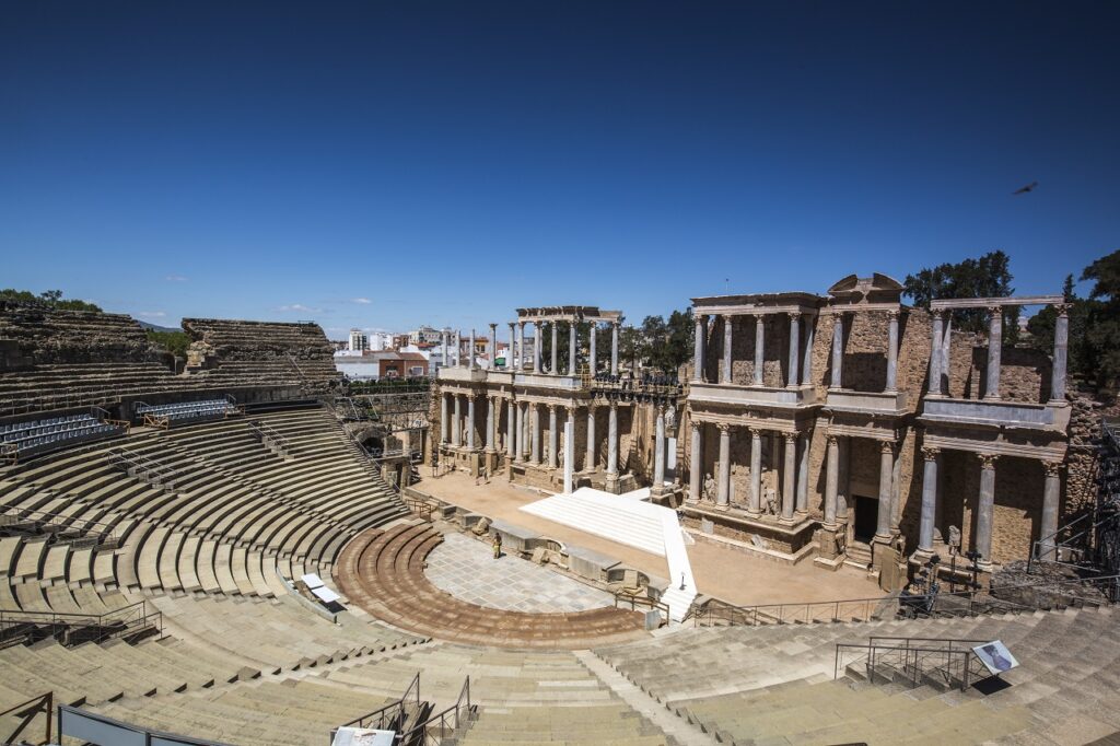 tour-guiado-al-teatro-romano-y-anfiteatro-merida-2-monblu