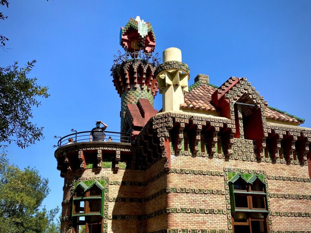 comillas-y-el-capricho-de-gaudi-3-monblu