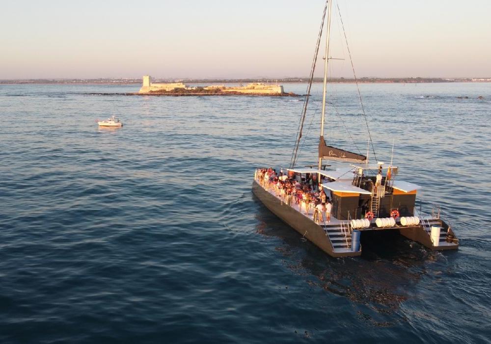 atardecer-en-catamaran-musica-en-vivo-en-cadiz-2-monblu
