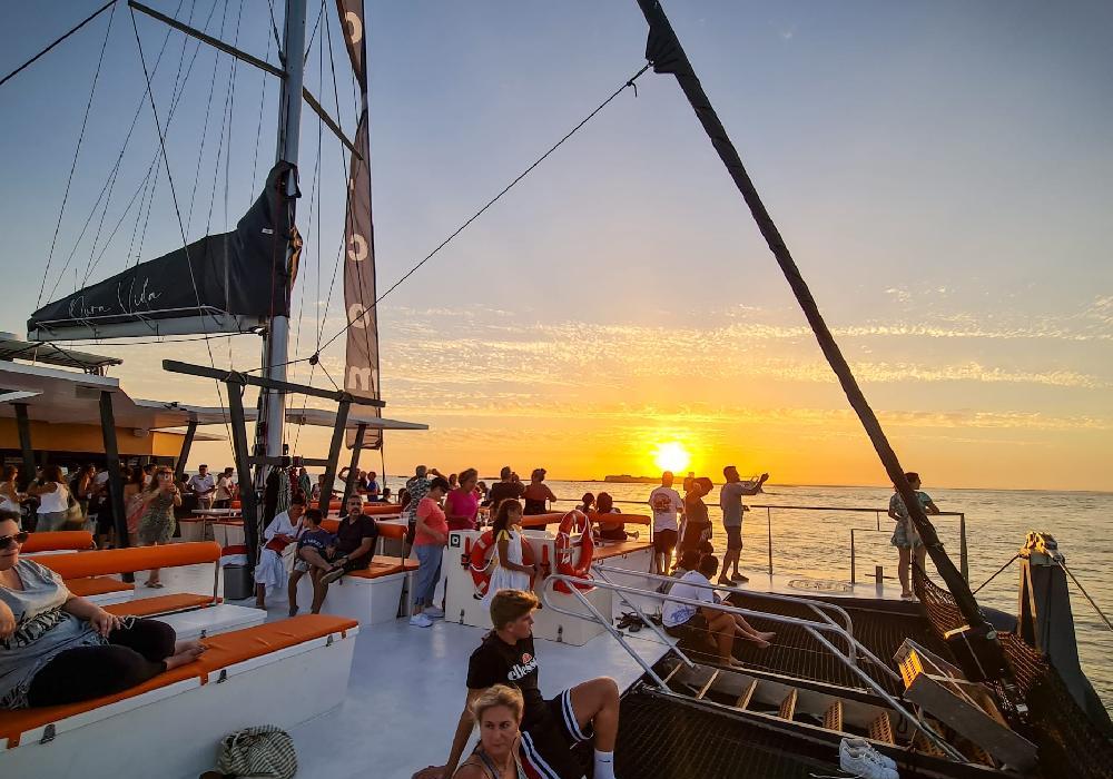 atardecer-en-catamaran-musica-en-vivo-en-cadiz-3-monblu