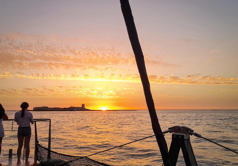 atardecer-en-catamaran-musica-en-vivo-en-cadiz-4-monblu