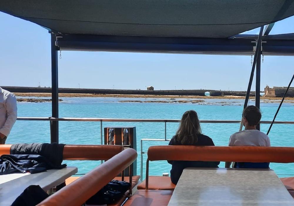navega-por-cadiz-baño-y-menu-a-bordo-1-monblu