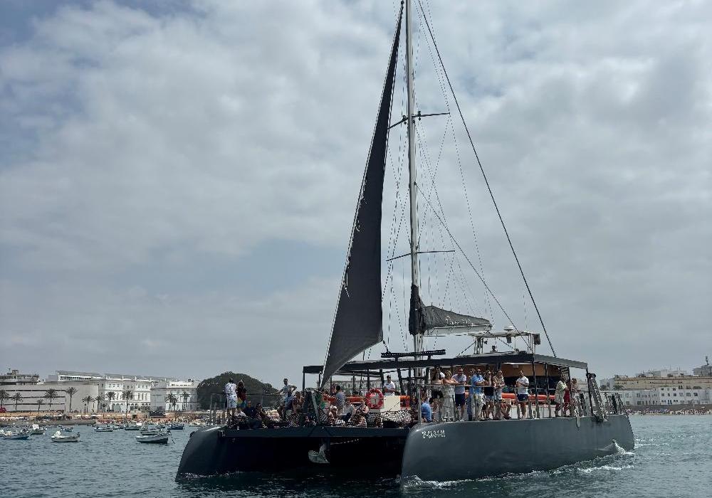 navega-por-cadiz-baño-y-menu-a-bordo-2-monblu